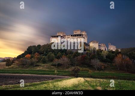 Szenische Langzeitbelichtung Ansicht der berühmten mittelalterlichen italienischen Burg während eines einzigartigen Sonnenuntergangs, Torrechiara, Parma, Italien Stockfoto