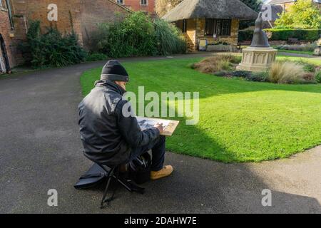 Kunststudent skizziert die Landschaft im Walled Garden, Delapre Abbey, Northampton, Großbritannien Stockfoto