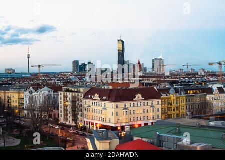 Landschaftlich reizvolle Ansicht der Stadtlandschaft von der Riesenradkabine (Wiener Riesenrad) nach Sonnenuntergang, Kaiserwiese, Wien, Osterreich Stockfoto