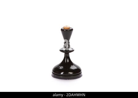 Schwarze Figur der Schachkönigin auf weißem Hintergrund isoliert Stockfoto