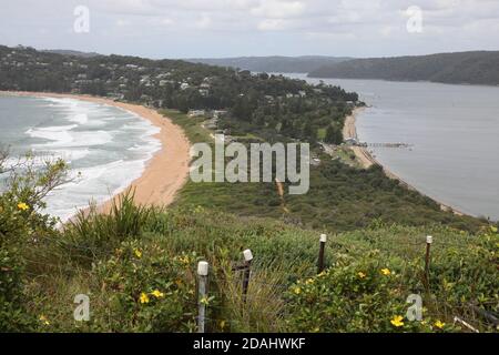 Blick von Barrenjoey Headland in Richtung Palm Beach auf der linken Seite und Barrenjoey Beach und Station Beach auf der rechten Seite. Stockfoto