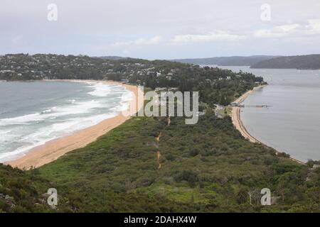 Blick von Barrenjoey Headland in Richtung Palm Beach auf der linken Seite und Barrenjoey Beach und Station Beach auf der rechten Seite. Stockfoto