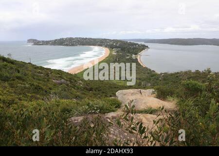 Blick von Barrenjoey Headland in Richtung Palm Beach auf der linken Seite und Barrenjoey Beach und Station Beach auf der rechten Seite. Stockfoto