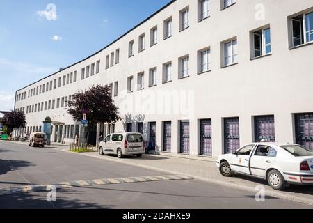 Vorderseite der Emaille-Fabrik von Oskar Schindler, einer ehemaligen Metallwarenfabrik in Krakau, die heute Museen ist. Stockfoto