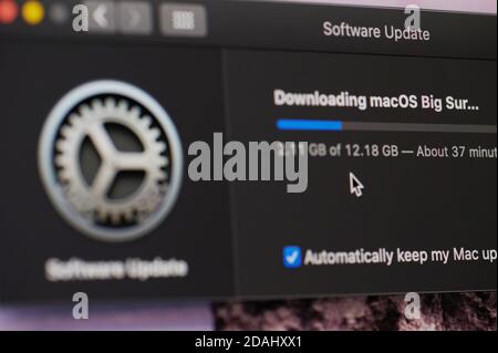 New york, USA - 13. November 2020: Herunterladen von macos Big Sur auf dem Bildschirm Nahaufnahme Stockfoto