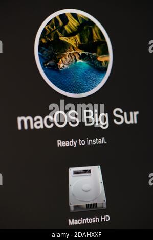 New york, USA - 13. November 2020: Bereit für die Installation von macos Big Sur auf dem Bildschirm Nahaufnahme Stockfoto