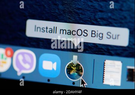 New york, USA - 13. November 2020: Installieren Sie macOS Big Sur neues System auf Bildschirm-Anzeige Nahaufnahme Stockfoto