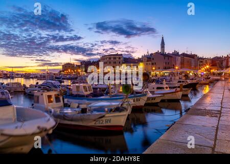 Blick auf den Hafen und die Altstadt mit der Kathedrale der heiligen Euphemia in der Abenddämmerung, Rovinj, Istrien, Kroatien, Adria, Europa Stockfoto