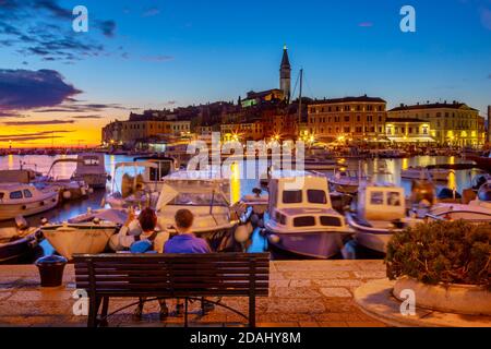 Blick auf den Hafen und die Altstadt mit der Kathedrale der heiligen Euphemia in der Abenddämmerung, Rovinj, Istrien, Kroatien, Adria, Europa Stockfoto