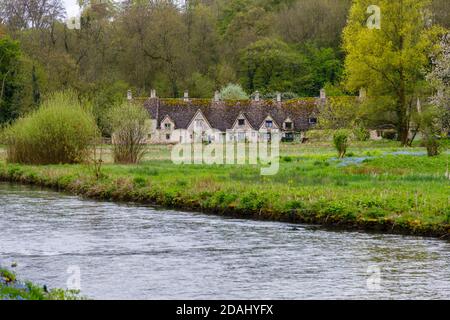 Blick auf Arlington Row über den Rover Coln in Bibury, einem kleinen hübschen, unberührten Dorf Gloucestershire, in den Cotswolds Stockfoto