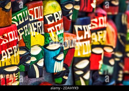Kapstadt, Südafrika - 29. DEZEMBER 2017 : typisch afrikanisches Souvenir, Holzmaske Stockfoto