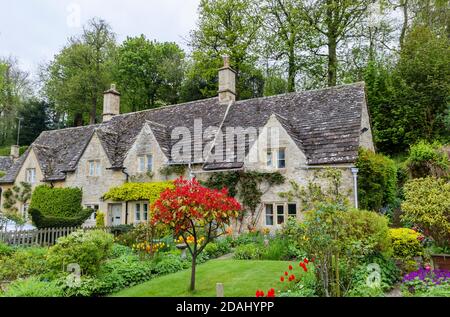 Traditionelle attraktive Cotswold Stein-Reihenhäuser und Vorgärten in Das Dorf Bibury in der Gloucestershire Cotswolds Stockfoto