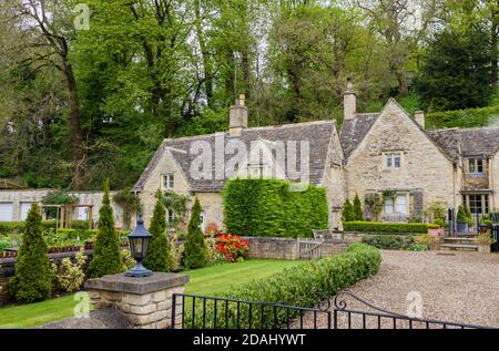 Traditionelle attraktive Cotswold Stein-Reihenhäuser und Vorgärten in Das Dorf Bibury in der Gloucestershire Cotswolds Stockfoto