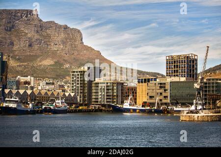 Kapstadt, Südafrika 29 DECEMBER 2017 : Blick auf den Hafen und die Stadt gegen den ikonischen Tafelberg Stockfoto