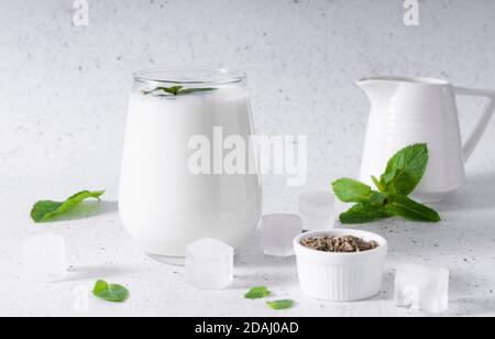 Indische kalte Getränke salzig Lassi. Es wird auf der Basis von Joghurt mit dem Zusatz von Wasser, Salz, Zucker, Gewürzen, Obst und Eis durch schnelles Schlagen vorbereitet. Stockfoto