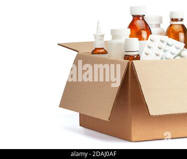 Lieferung von Medikamenten nach Hause aus der Apotheke. Karton mit Medikamenten, Pillen, Flaschen, Sprays. Isoliert auf weißem Hintergrund. Stockfoto