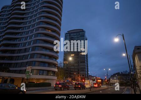 London, Großbritannien. 13. November 2020. Am frühen Morgen Rush-Hour in London mit leichtem Verkehr auf der Nordseite der Vauxhall Bridge mit Riverwalk House im Vordergrund links. Quelle: Malcolm Park/Alamy Live News. Stockfoto