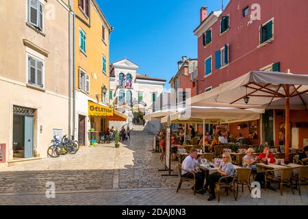 Blick auf Café und Menschen in der bunten Altstadt, Rovinj, Istrien, Kroatien, Adria, Europa Stockfoto