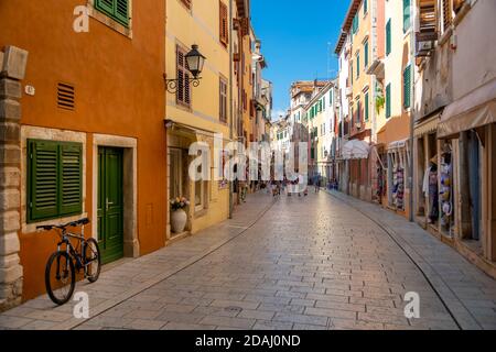 Blick auf Geschäfte und Menschen in bunten Altstadt, Rovinj, Istrien, Kroatien, Adria, Europa Stockfoto