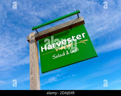 Sign outside ein Harvester Salat und Grill Teil einer Kette von über zweihundert Bars und Restaurants im Vereinigten Königreich serviert Speisen und Getränke. Stockfoto