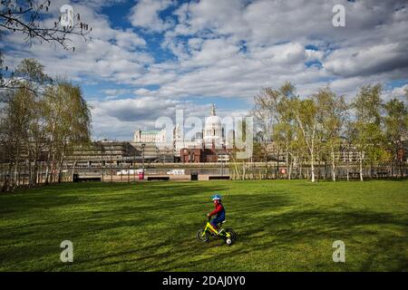 GROSSBRITANNIEN / England / London / Kind im Spider-man-Outfit. Während der Coronavirus-Pandemie am 25. März 2020 in London, England Stockfoto