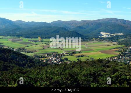 Österreich, Agrarlandschaft mit Steinbruch um Berndorf in Niederösterreich Stockfoto