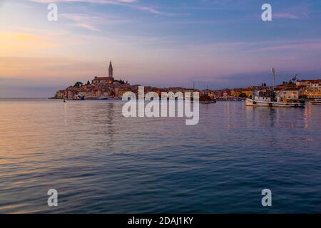 Blick auf den Hafen und die Altstadt mit der Kathedrale der heiligen Euphemia in der Abenddämmerung, Rovinj, Istrien, Kroatien, Adria, Europa Stockfoto