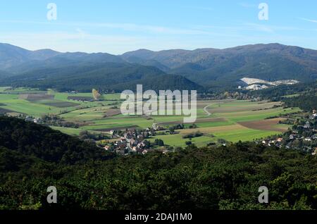 Österreich, Agrarlandschaft mit Steinbruch um Berndorf in Niederösterreich Stockfoto