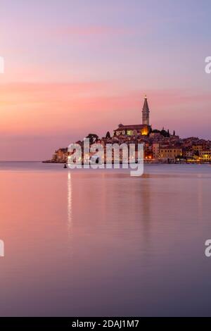 Blick auf den Hafen und die Altstadt mit der Kathedrale der heiligen Euphemia in der Abenddämmerung, Rovinj, Istrien, Kroatien, Adria, Europa Stockfoto