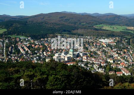 Österreich, Industriestadt Berndorf im Triesting-Tal, Niederösterreich - mit Margareten-Kirche und ehemaligen Arbeitersiedlungsgebäuden Stockfoto