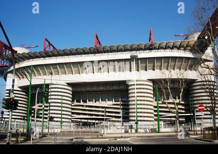 Die Fassade des alten Stadions Giuseppe Meazza (San Siro) - die Sehenswürdigkeiten von Mailand, im architektonischen Stil des Brutalismus im Jahr 1925 gebaut. Stockfoto