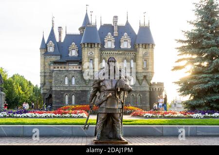 Khryashchevka, Russland, 16. Juli 2020, Garibaldi Schloss und eine Krieger-Statue auf dem Hintergrund des Sonnenuntergangs Himmel Stockfoto