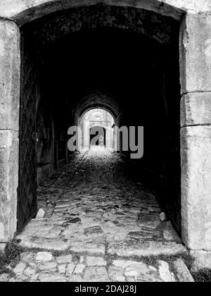 Monochrom Nahaufnahme von dunklen Tunnel zu nirgendwo mit Kopfsteinpflaster Stockfoto