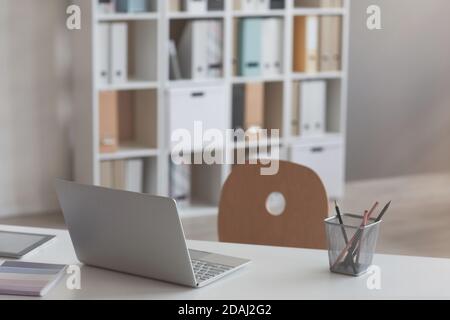 Nahaufnahme des Laptops auf dem Schreibtisch im leeren modernen Büro Stockfoto