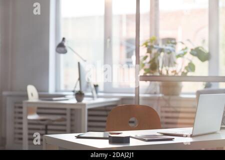 Bild eines leeren modernen Büros mit Schreibtisch und Laptop Stockfoto
