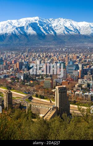 Panoramablick auf Providencia Bezirk mit Los Andes Mountain Range in der Rückseite, Santiago de Chile Stockfoto