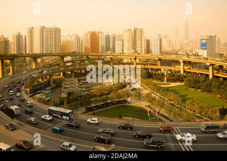 Shanghai, China, Asien - Verkehr an der ein-/Ausfahrt zur Nanpu Brücke und Skyline der Stadt. Stockfoto