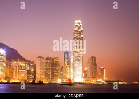Skyline von Victoria Harbour auf Hong Kong Island in der Abenddämmerung, Hong Kong, China, Asien Stockfoto