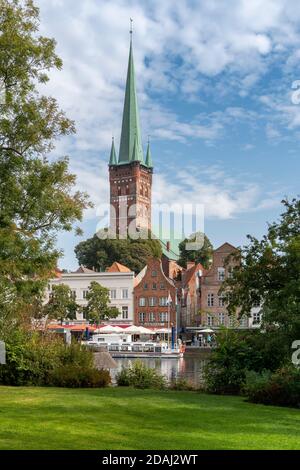 Lübecker Altstadt bei Tageslicht. Die Kirche mit zwei Türmen ist Marienkirche - St. Mary's Church, St. Petri Kirche - St. Peter's hat einen einzigen Turm. Stockfoto