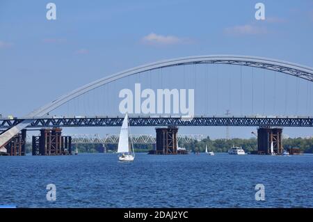 Kiew, Ukraine. August 2020. Blick auf die Podilskyi-Brücke (Podil's'ko-Woskresens'kyi-Brücke), eine kombinierte Straße-Schiene-Brücke über den Dnjepr-Fluss im Bau in Kiew, Ukraine.Es ist ein Schwerpunkt des Baus der Podilsko-Wyhuriwska-Linie der Kyiv-U-Bahn. Kredit: SOPA Images Limited/Alamy Live Nachrichten Stockfoto