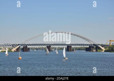 Kiew, Ukraine. August 2020. Blick auf die Podilskyi-Brücke (Podil's'ko-Woskresens'kyi-Brücke), eine kombinierte Straße-Schiene-Brücke über den Dnjepr-Fluss im Bau in Kiew, Ukraine.Es ist ein Schwerpunkt des Baus der Podilsko-Wyhuriwska-Linie der Kyiv-U-Bahn. Kredit: SOPA Images Limited/Alamy Live Nachrichten Stockfoto