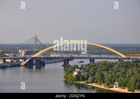 Kiew, Ukraine. Juli 2020. Blick auf die Podilskyi-Brücke (Podil's'ko-Woskresens'kyi-Brücke), eine kombinierte Straße-Schiene-Brücke über den Dnjepr-Fluss im Bau in Kiew, Ukraine.Es ist ein Schwerpunkt des Baus der Podilsko-Wyhuriwska-Linie der Kyiv-U-Bahn. Kredit: SOPA Images Limited/Alamy Live Nachrichten Stockfoto