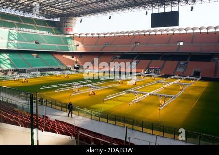 Agronomistische Spaziergänge entlang der Fußballarena, mit der mobilen Installation von zusätzlicher Beleuchtung der natürlichen Rasen im Giuseppe Meazza Stadion. Stockfoto