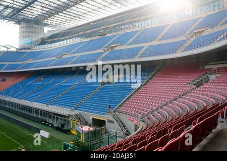 Leere Stände in Blau und Rot im Stadion Giuseppe Meazza oder San Siro, erbaut 1925. Mailand. Italien. Stockfoto