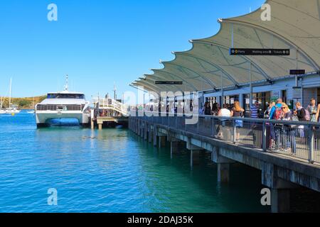 Der Kai und der Fährterminal auf Waiheke Island, Neuseeland, mit einer Katamaran-Fähre am Ende Stockfoto