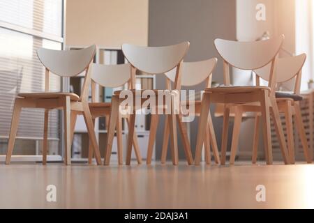 Große Anzahl leerer Stühle im Sitzsaal Stockfoto