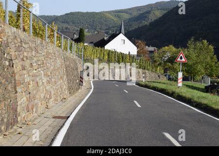 Serpentinenstraße durch die Weinberge oberhalb von Pommern an der Mosel Stockfoto