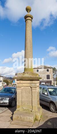 Hoher Steinwasserbrunnen in Settle Market Place, North Yorkshire Stockfoto