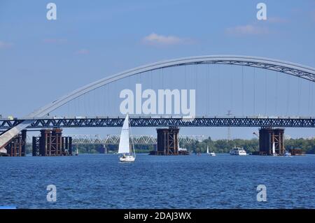 Kiew, Ukraine. August 2020. Blick auf die Podilskyi-Brücke (Podil's'ko-Woskresens'kyi-Brücke), eine kombinierte Straße-Schiene-Brücke über den Dnjepr-Fluss im Bau in Kiew, Ukraine.Es ist ein Schwerpunkt des Baus der Podilsko-Wyhuriwska-Linie der Kyiv-U-Bahn. Quelle: Aleksandr Gusev/SOPA Images/ZUMA Wire/Alamy Live News Stockfoto