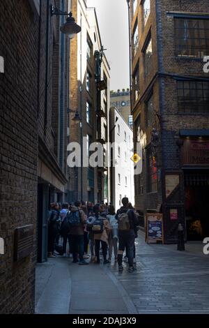 Touristen versammeln sich vor dem Clink Gefängnis in den engen Gassen des alten Southwark, London. Stockfoto